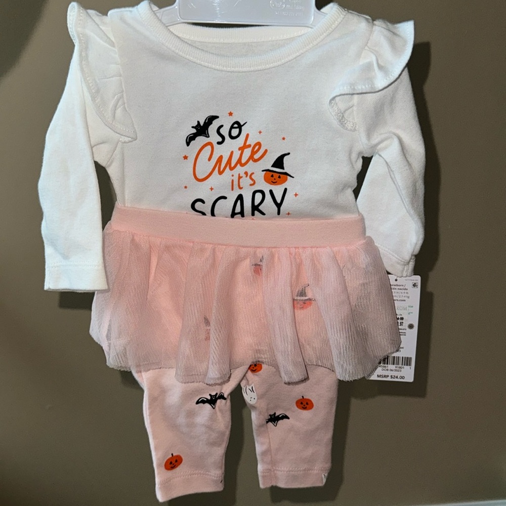Brand new never worn new born 2 piece Girls Halloween outfit.